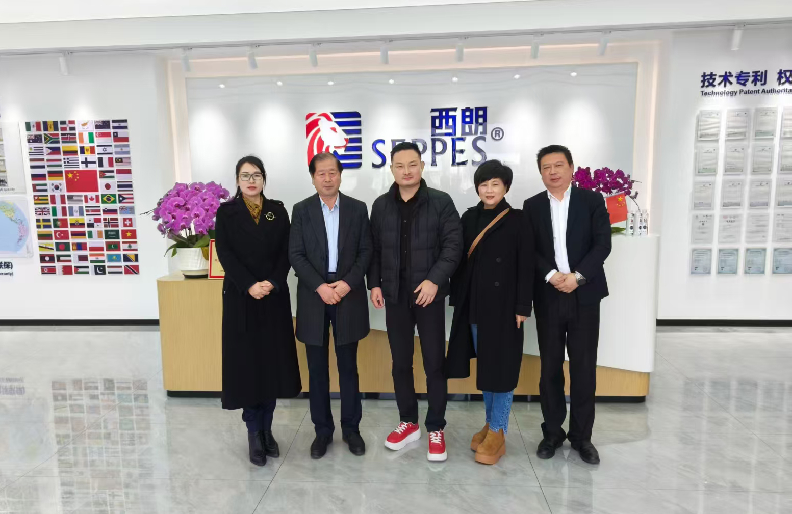 西朗门业原公开报道中的现场交流合影