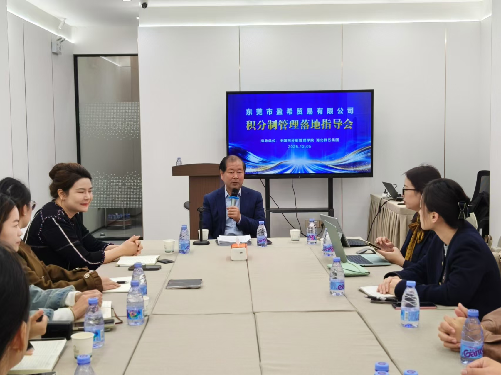 东莞盈希贸易原公开报道中的现场交流照片